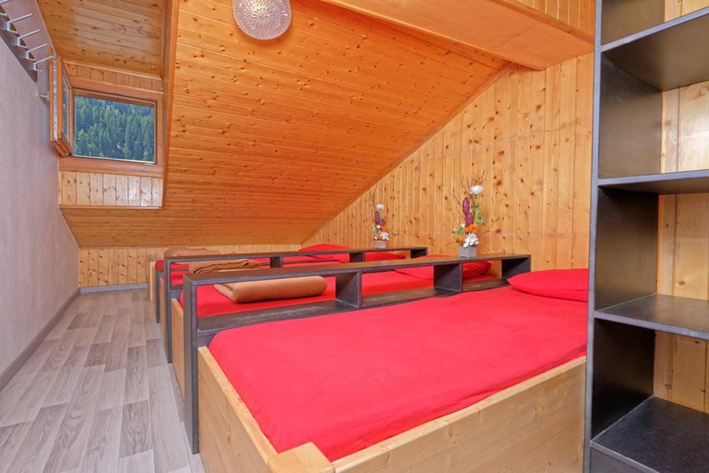 Petit Velan - Coworking & Coliving Hostel Bourg-Saint-Pierre Exterior photo